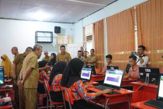 Gubri Syamsuar Tinjau Pelajar SMAN 2 Bangkinang yang Terapkan Teknologi AI