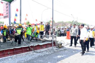 Presiden Jokowi Tinjau Proyek Rekonstruksi Jalan Rusak di Lampung Tengah