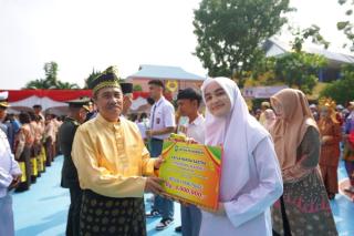 Gubri Syamsuar Serahkan Sagu Hati pada Siswa Berprestasi