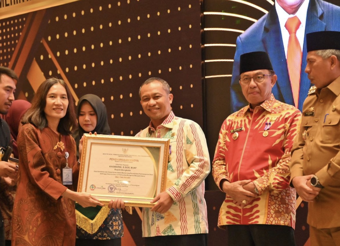 Pemkab Bengkalis Terima Penghargaan pada Raker Penyelenggaraan Pemerintah Desa