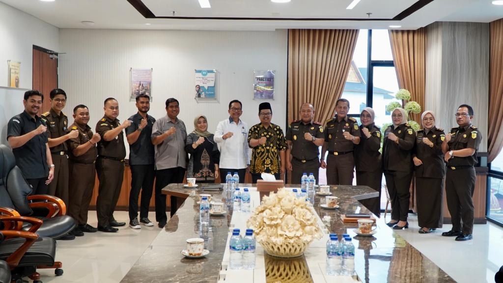 Bawaslu Provinsi Riau Silaturahmi ke Kajati Akmal Abbas Bahas Pemilu 2024