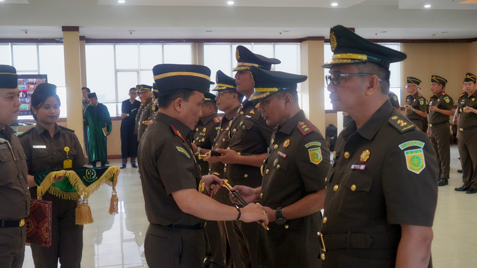 Kajati Leonard Eben Ezer Simanjuntak Lantik 9 Pejabat di Lingkungan Kajati Sulsel