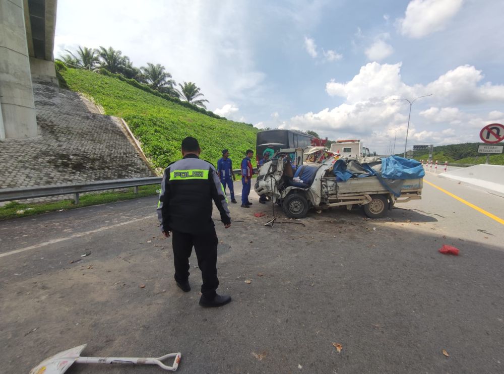 Brakkk! Pickup Bermuatan Durian Tabrak Truk di Tol Pekanbaru-Dumai, 1 Penumpang Tewas