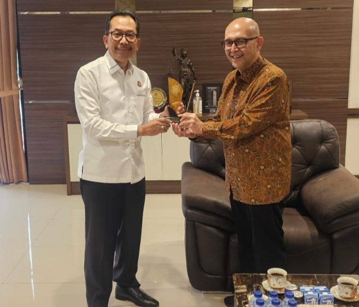 Perkuat Sinergitas, Plt Kepala OJK Provinsi Riau Silaturahmi ke Kajati Akmal Abbas