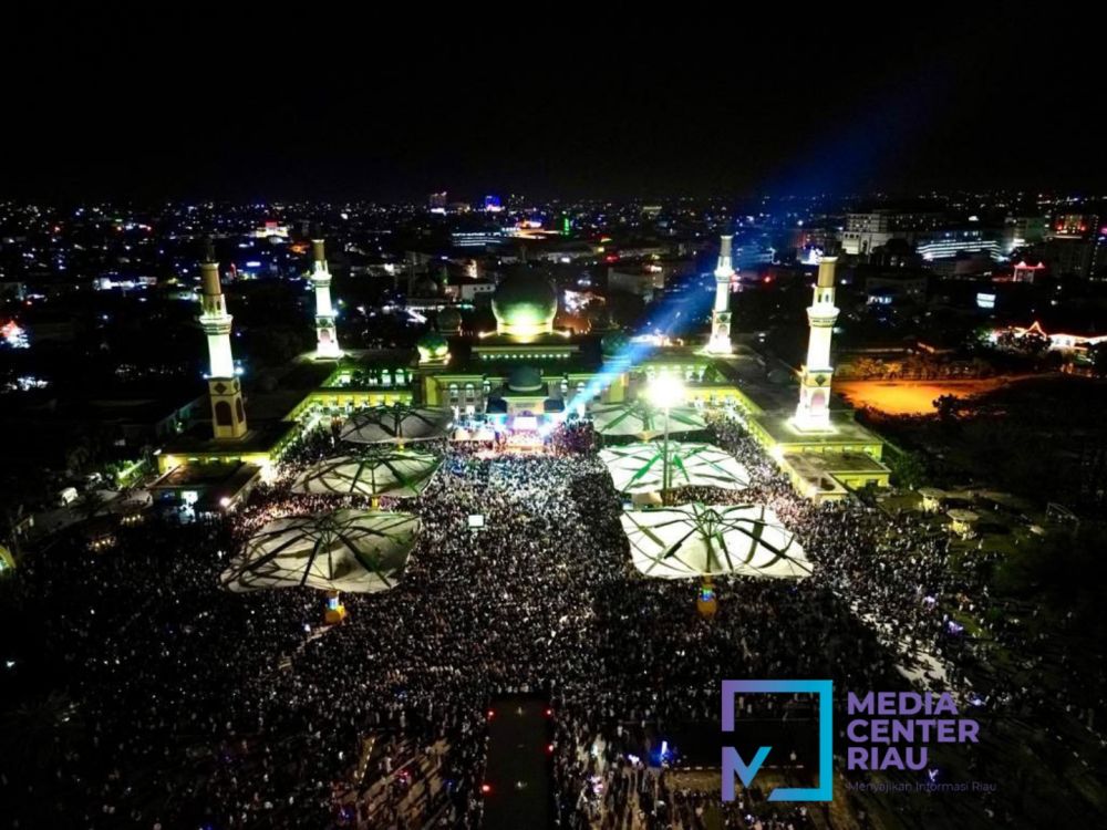 Puluhan Ribu Umat Muslim Tumpah Ruah Ikuti Tabligh Akbar Bersama UAS