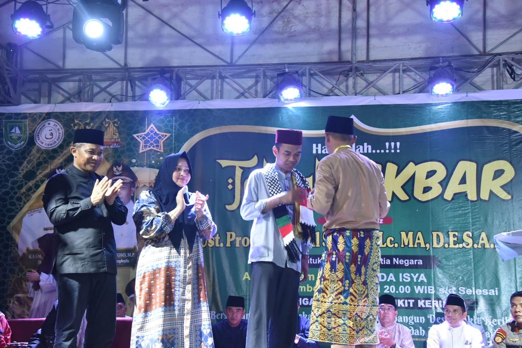 Bersama Masyarakat Bukit Kerikil, Bupati Kasmarni Simak Tausiyah Tuan Guru Ustadz Abdul Somad