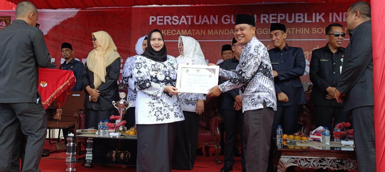 Peringatan Hari Guru Nasional 2023 di Bengkalis, Bupati Serahkan Penghargaan