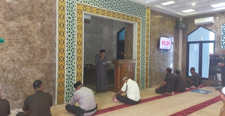 Tausiyah Qobliyah Dzuhur di Kejati Riau Bahas tentang Sholat Berjamaah di Masjid Pahalanya 27 Deraja