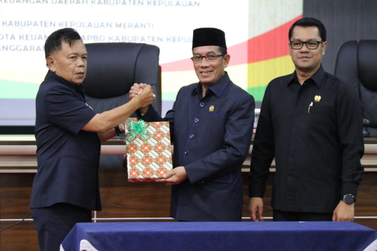 Gelar Paripurna, DPRD dan Plt Bupati Meranti Teken Nota Kesepakatan KUA PPAS 2024