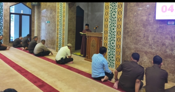 Pegawai Muslim di Kejaksaaan Tinggi Riau Mengikuti Tausiyah Qobliyah DzuhurÂ
