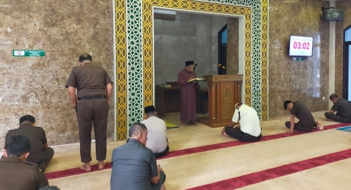 Bahaya Meninggalkan Sholat Dikupas Habis Dalam Tausiyah Qobliyah Dzuhur di Kejati RiauÂ