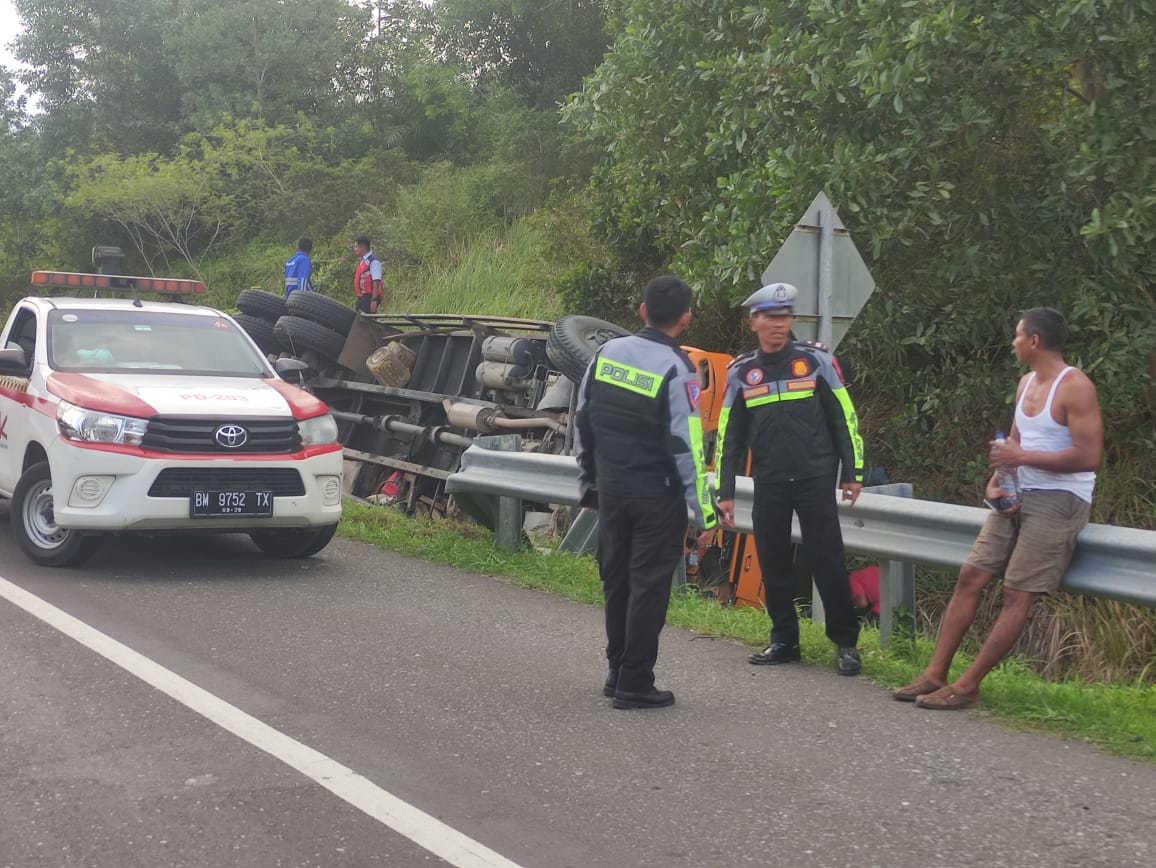 Tabrak Pembatas, Truk Memuat Sawit Terbalik di Jalan Tol Pekanbaru-Dumai