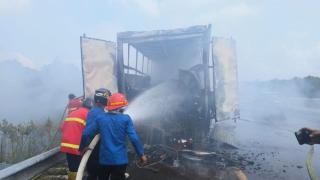 Isuzu Tronton Bermuatan Sepeda Listrik Terbakar di Tol Pekanbaru-Dumai