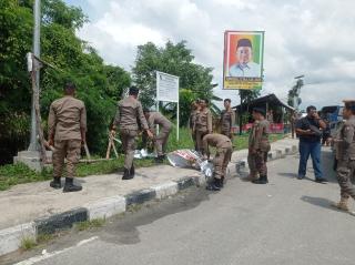 Satpol PP Pekanbaru dan Bawaslu Tertibkan APK Para Caleg