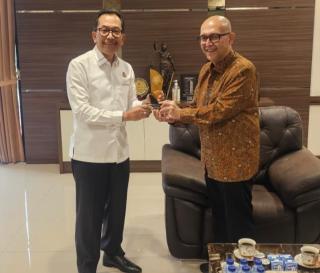 Perkuat Sinergitas,Â  Plt Kepala OJK Provinsi Riau Silaturahmi ke Kajati Akmal Abbas