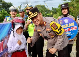 Kapolresta Pekanbaru Gelar Edukasi Pentingnya Keselamatan Berlalu Lintas, Berikan Helm ke Pengendara