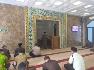 Ustadz Chairul Ichwan: Berpakaian Ketika Sholat Hukumnya Wajib