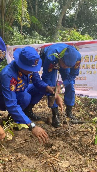 Polair Polres Pelalawan Tanam Mangrove untuk Cegah Pesisir Pantai dari Abrasi