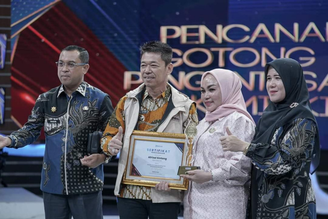 Sukses Turunkan Stunting, Bupati Rohil Terima Penghargaan