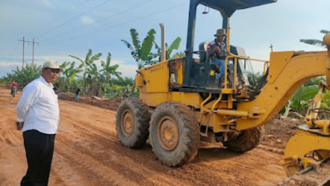 Berkat Koordinasi Bupati, PT Jatim Bantu Perbaiki Jalan Lintas Kubu yang Rusak