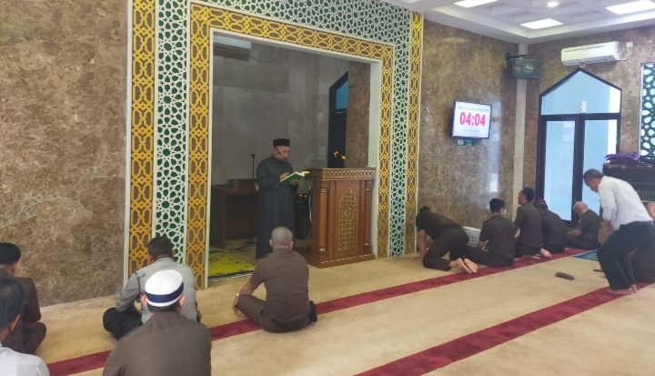 Keutamaan Orang yang Berjalan Kaki Menuju Masjid di Waktu Subuh dan Isya