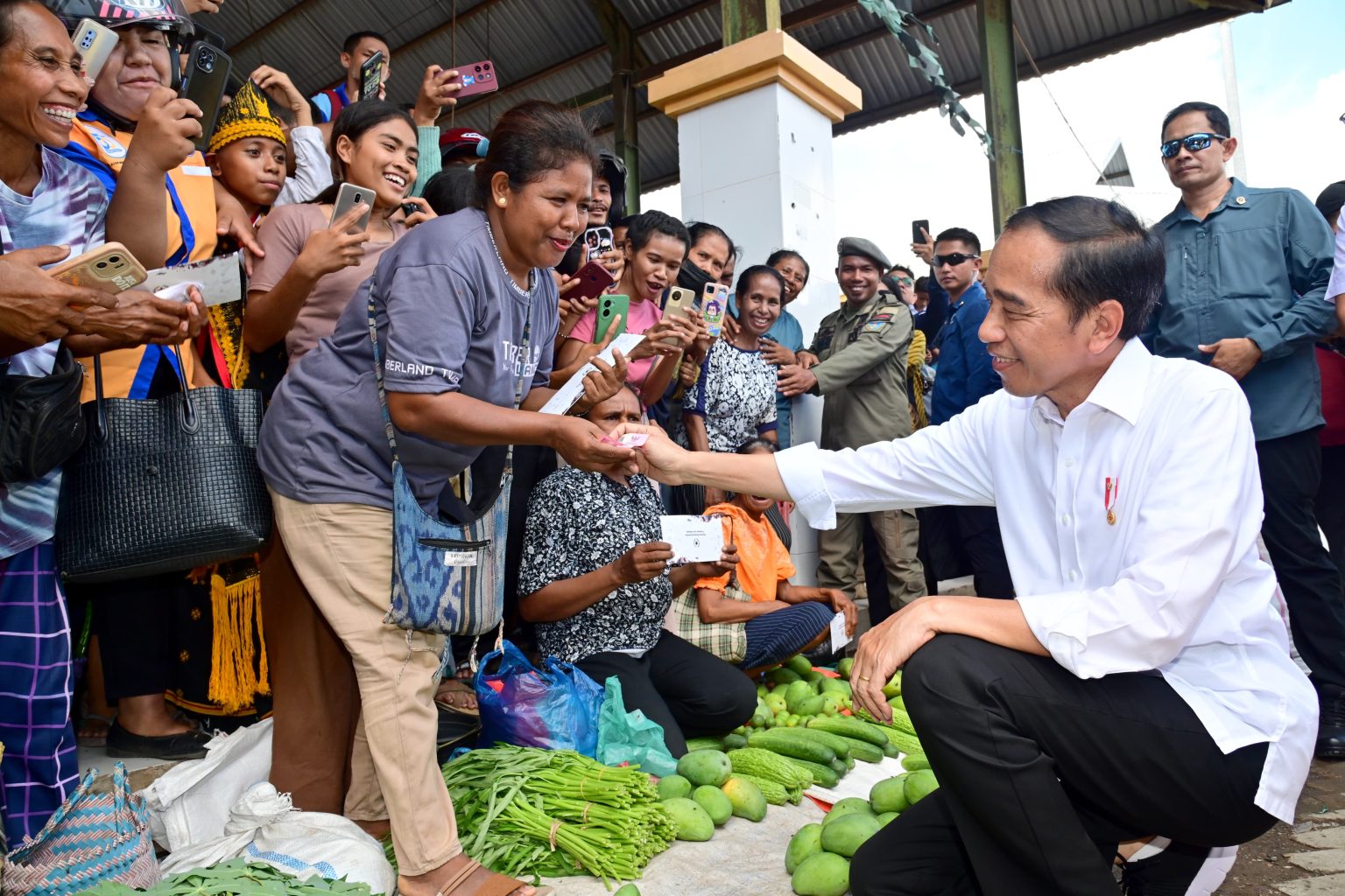 Kunjungi Pasar Danga, Presiden Cek Harga Hingga Beli Mangga dan Tempe