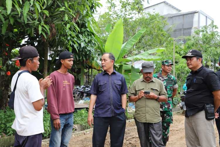 Pj Bupati Inhil Tinjau Pengerjaan Semenisasi di Kelurahan Benteng