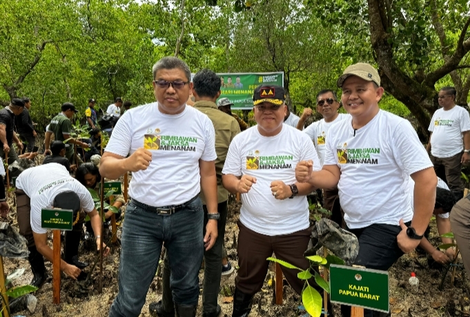 Rimbawan Bersama Jaksa Papua Barat Tanam Pohon dalam Rangka Menanam Pohon Indonesia 2023