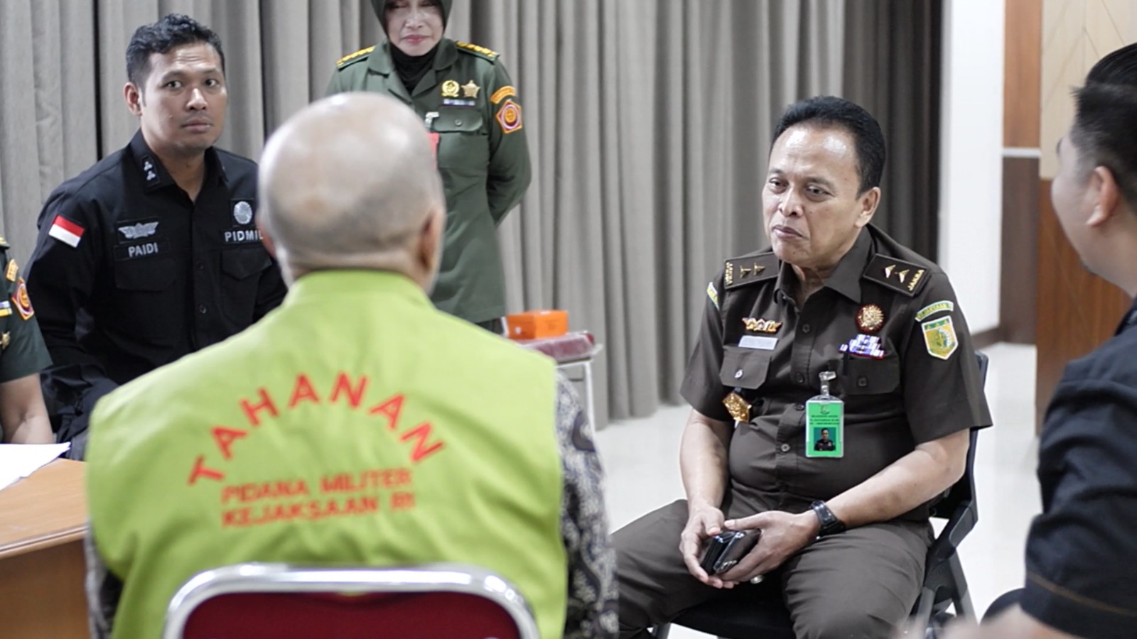 Penyidik Koneksitas Serah Terima Tersangka TN Perkara Pengadaan Lahan TWP AD di Karawang & SubangÂ