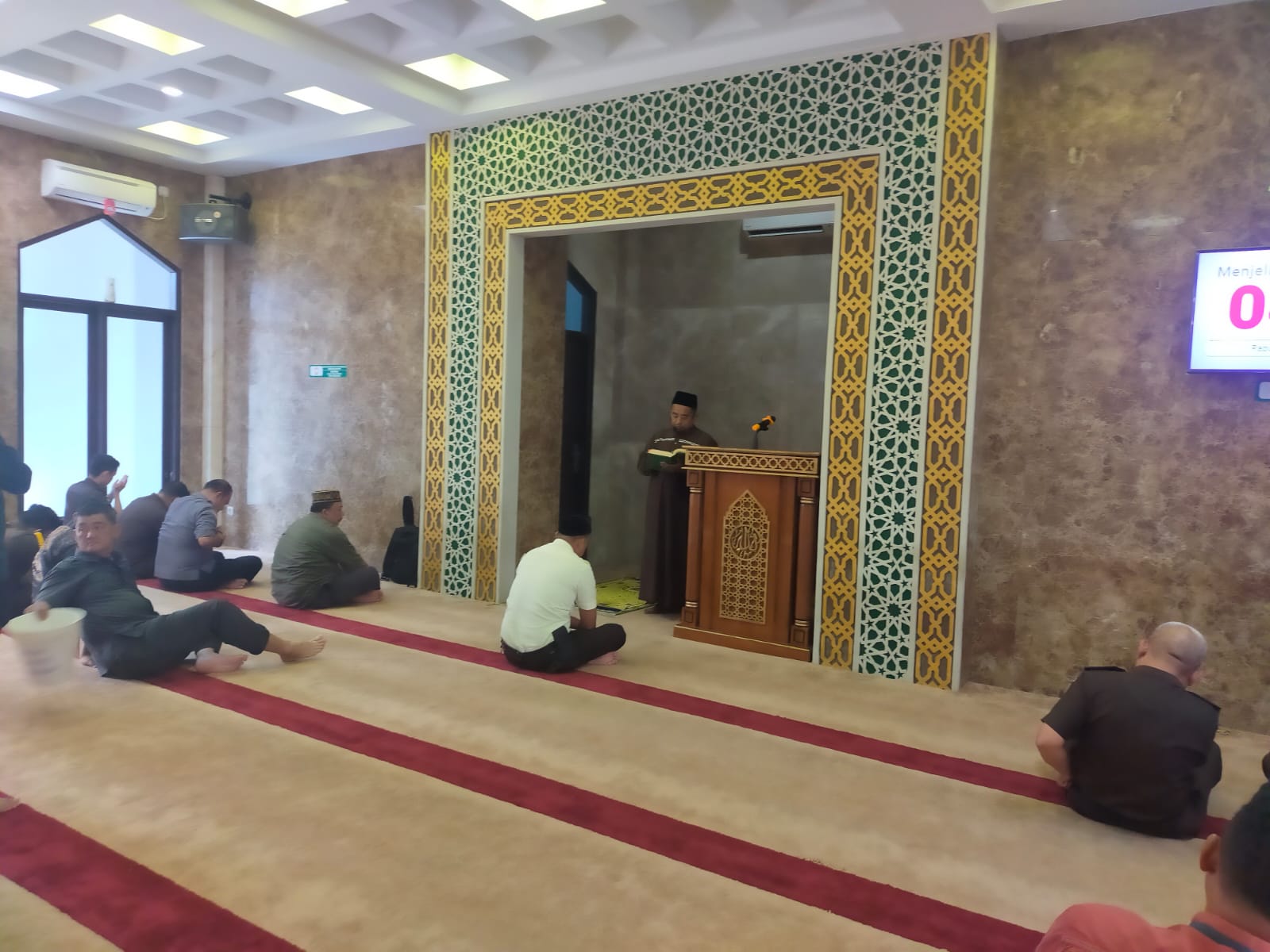 Ustad Chairul Ichwan Sampaikan Tausiyah Qobliyah Dzuhur ke Pegawai Beragama Islam Kejati RiauÂ