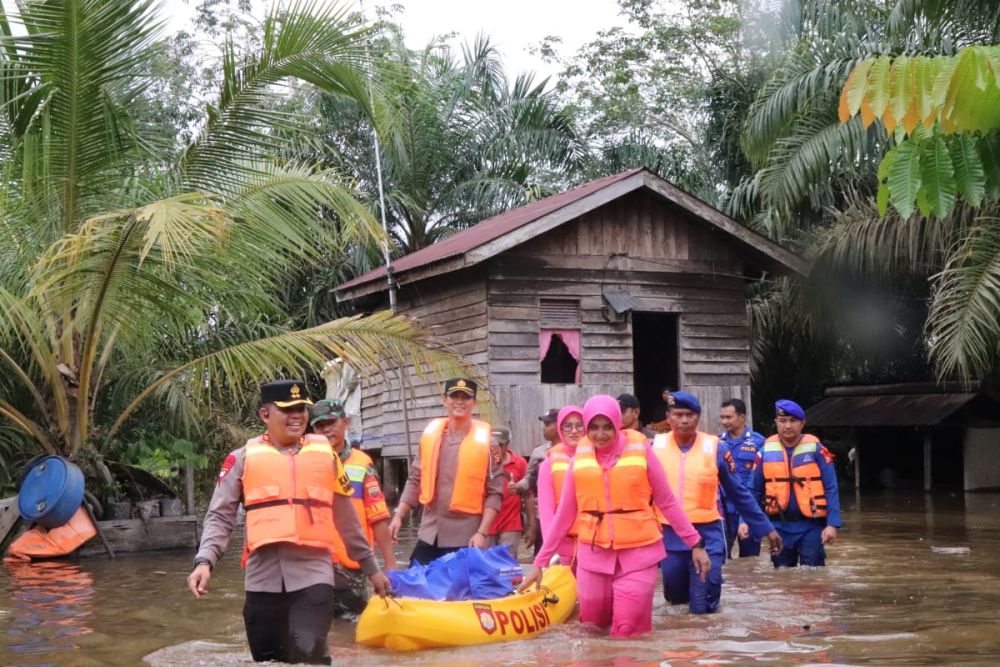 Kapolres Pelalawan Bawa Istri Tinjau Korban Banjir dan Salurkan Bansos