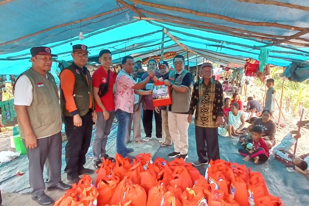BPBD Riau Serahkan Bantuan Korban Banjir Masyarakat Suku Sakai