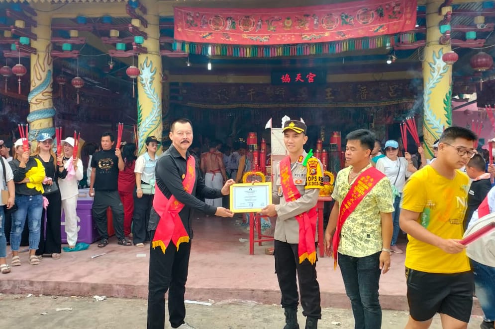 Kapolres Rohil Terima Penghargaan dari Yayasan Vihara Budi Bakti