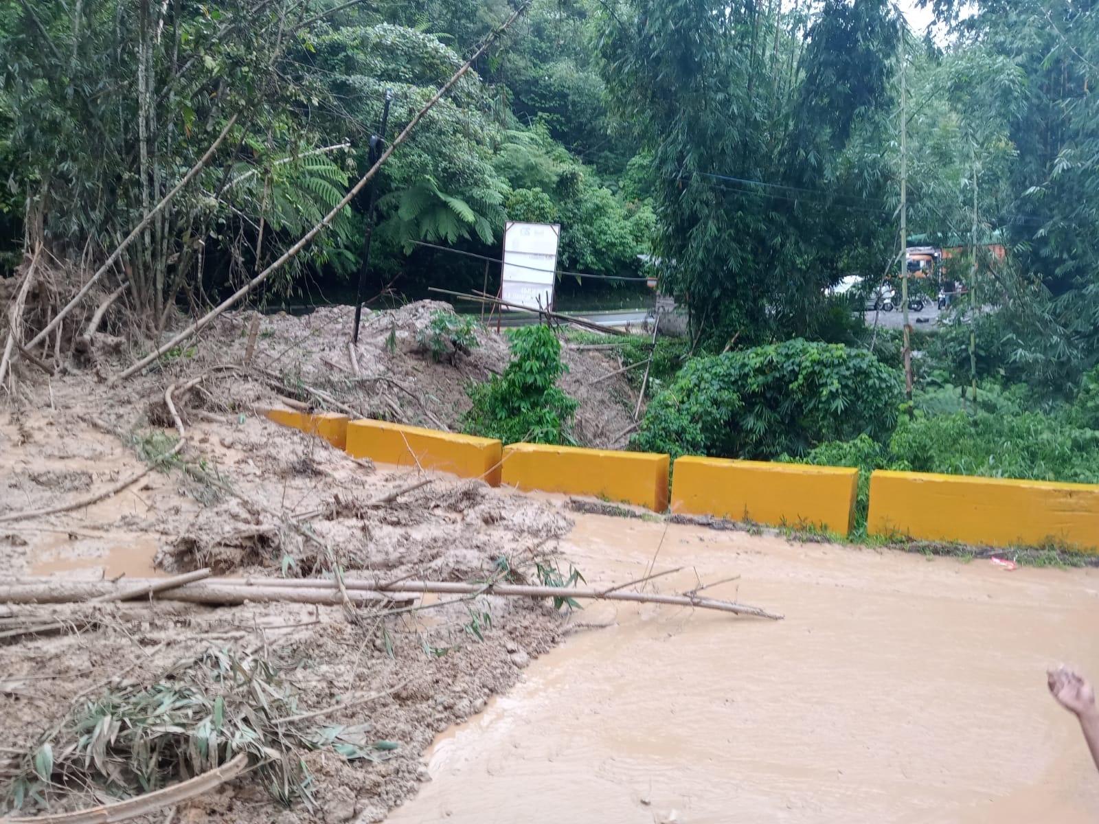 Jalan Lintas Sumbar-Riau Longsor, Arus Lalulintas Putus