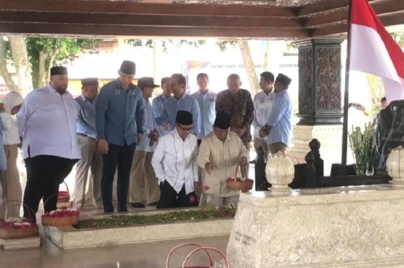 Prabowo Ziarah ke Makam Bung Karno di Blitar