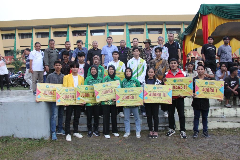 Rektor Unilak Beri Penghargaan Kepada Mahasiswa Berprestasi