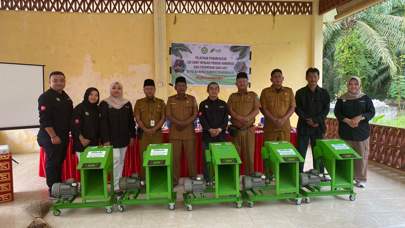 Tim BPDLH Fisip Unri Latih Perempuan Akit Manfaatkan Lidi Sawit Jadi Produk Handmade
