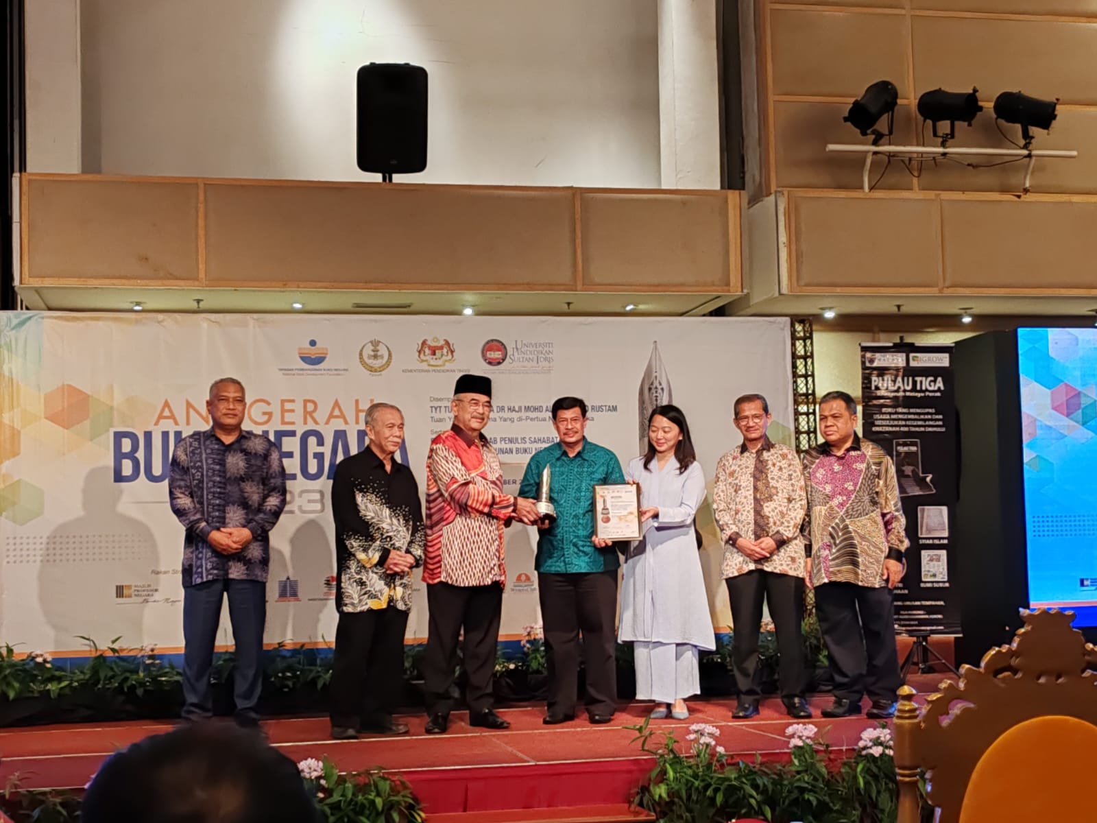 Muhammad Isa Selamat Kembali Meraih Anugerah Tokoh Buku Serantau-Asean