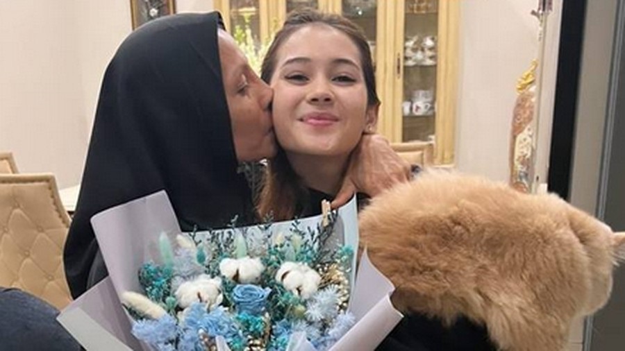 Sudah Berdamai, Sandrinna Michelle Pulang ke Rumah di Hari Ibu