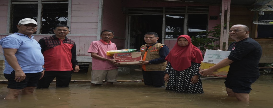 Tinjau Banjir di Cerenti, Sekda Kuansing SErahkan Bantuan