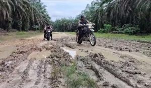 Lewati Jalan Berlumpur, Polsek Kunto Darussalam Sosialisasi Pemilu 2024