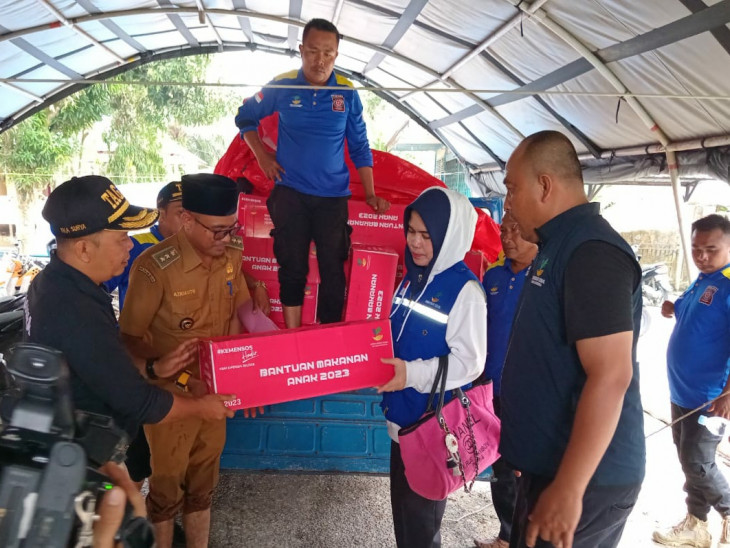Pemda Kampar Salurkan Bantuan Dampak Banjir di Desa Buluh Cina