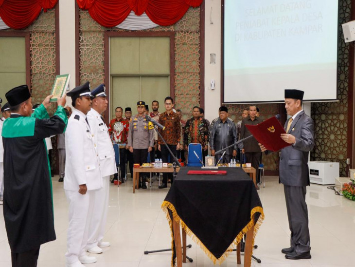 Hambali Lantik dan Ambil Sumpah 2 Kepala Desa PAW dan 56 Pj Kepala Desa di Kampar