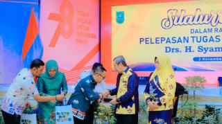 Hadiri Silaturahmi Pelepasan Tugas Gubernur Riau, Pj Bupati Kampar Serahkan Cenderamata