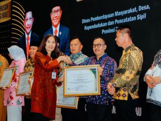 Pj Bupati Kampar Terima Penghargaan Komitmen Bangun dan Majukan Desa dari Kemendes RI