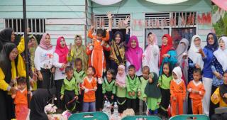 Rogoh Kocek Pribadi, Bunda Paud Kampar Serahkan Alat Bermain Di Luar di Desa Pulau Tinggi