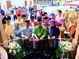 Pj Bupati Kampar dan Pj Ketua TP PKK Kabupaten dampingi Gubernur Potong Pita Stand Bazaar Kampar