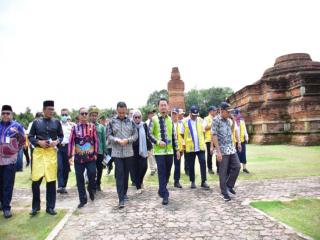 Pj Bupati Kampar Dampingi Komisi V DPR RI Tinjau Kawasan Candi Muara Takus dan Danau Rusa