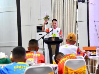 Sekda Kampar Hambali Lepas Kontingen Sepak Bola KMBS U-11 Ke Liga Sentra Indonesia