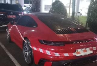 1 Unit Mobil Mewah Milik Tersangka Perkara Bakti Kominfo " NPWH" Disita Jampidsus
